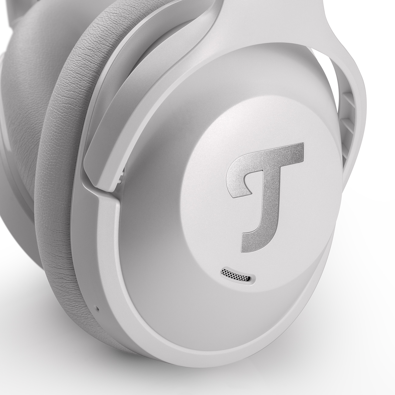 Zbliżenie białych słuchawek. Muszla z logo skierowana do widza.