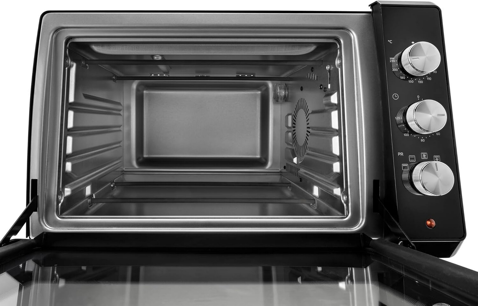 La porta aperta di un forno rivela un interno vuoto in acciaio inossidabile con griglie e comandi.