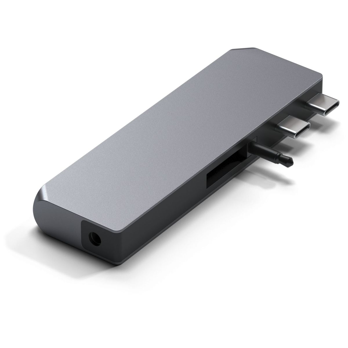 Un hub USB grigio rettangolare con più porte, su una superficie bianca.