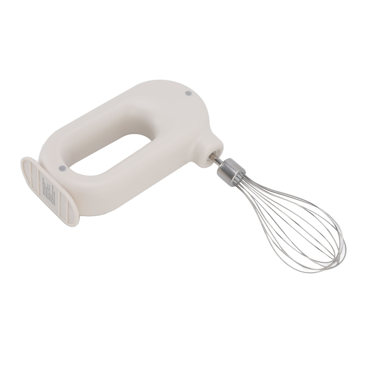 Cremefarbener Handmixer mit einem Schneebesenaufsatz aus Metall. Weißer Hintergrund.