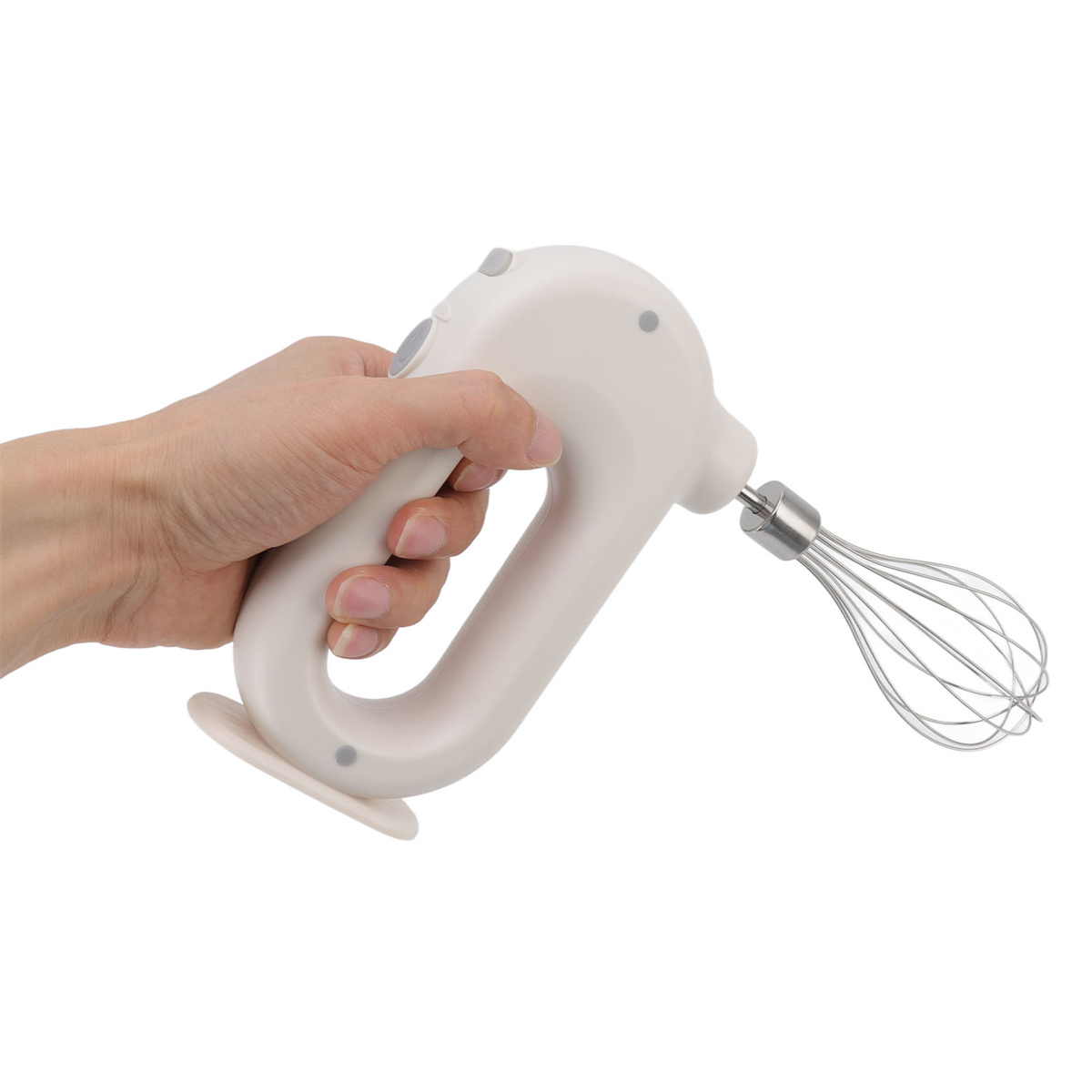 Hand, die einen weißen elektrischen Mixer hält. Der Mixer hat einen Schneebesenaufsatz und einen Sockel.