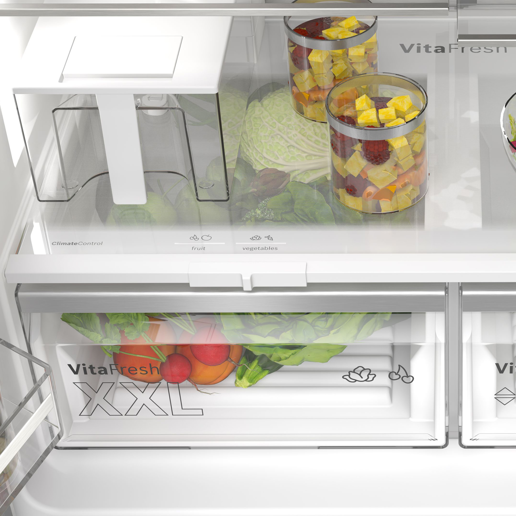 Interior nevera: Frutas y verduras en cajones, tarros con frutas cortadas, y estantes.
