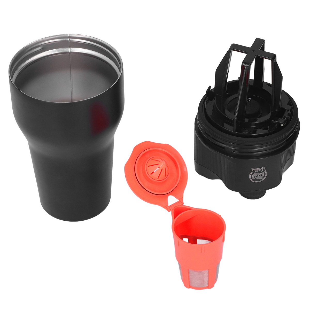 Schwarzer Reisebecher, zerlegter Kaffeebereiter mit Filter und orangefarbenem becherähnlichem Halter, alles auf weißer Oberfläche.