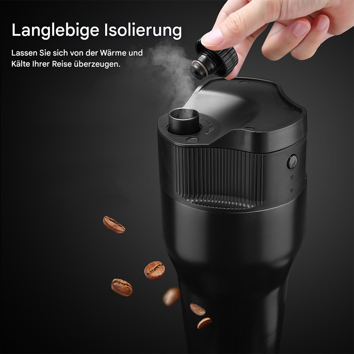 Schwarzer Kaffeebereiter mit Dampf, der herauskommt, und ein paar Kaffeebohnen verstreut.