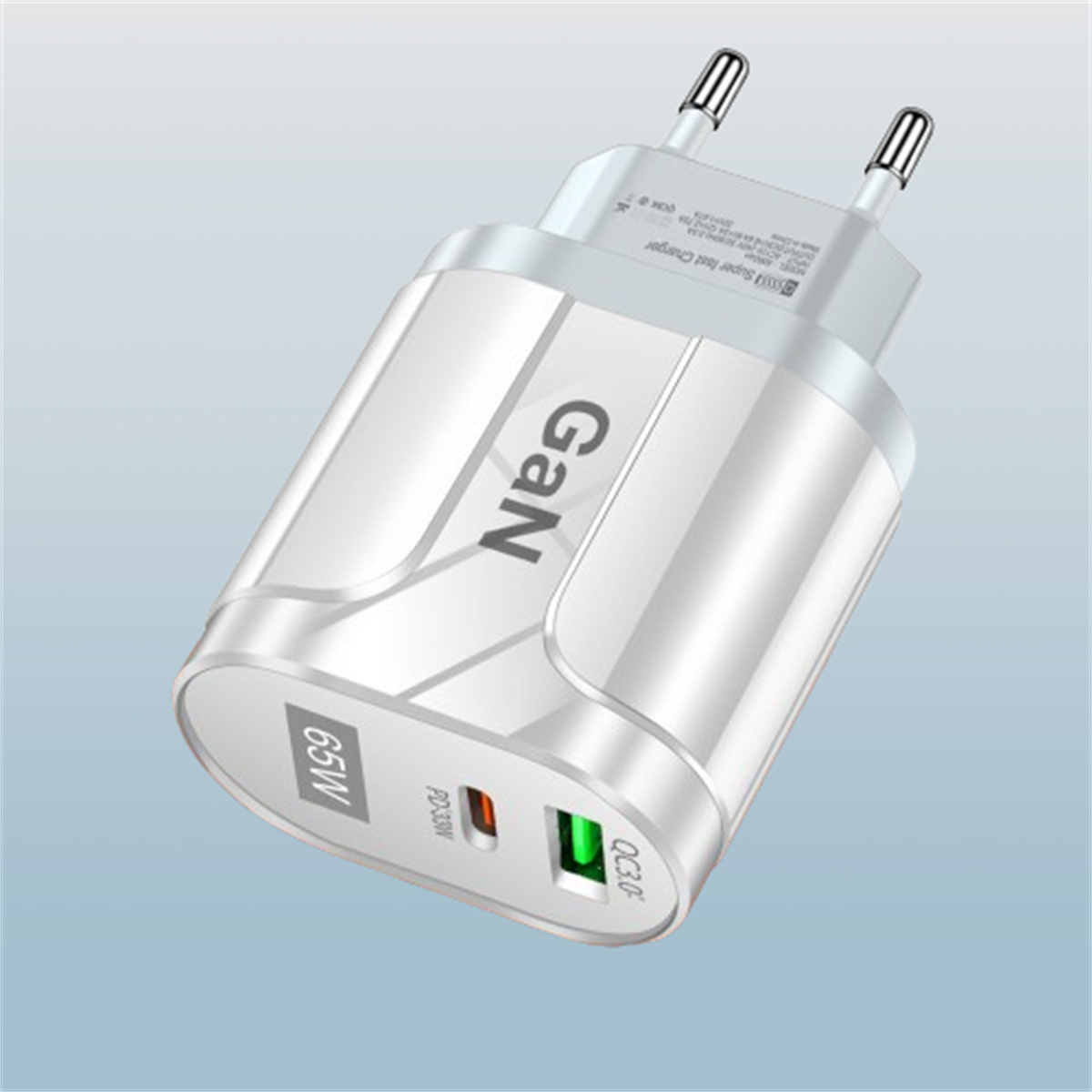 Ein weißes und silbernes GaN 65W Ladegerät mit zwei USB-Anschlüssen.