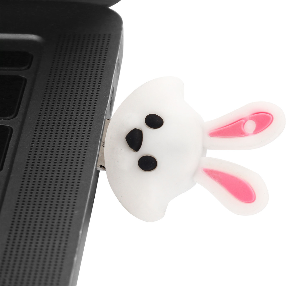 Ein weißer Hasen-USB-Stick, der in einen USB-Anschluss eines Laptops eingesteckt ist.