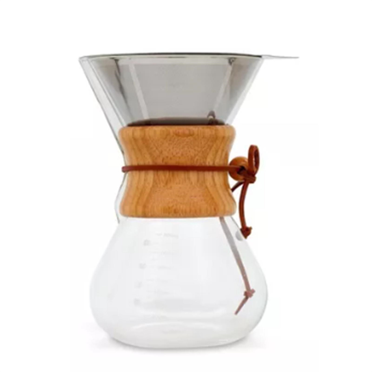 Chemex-Kaffeebereiter. Er ist aus Glas mit Holzmanschette und braunem Lederband.