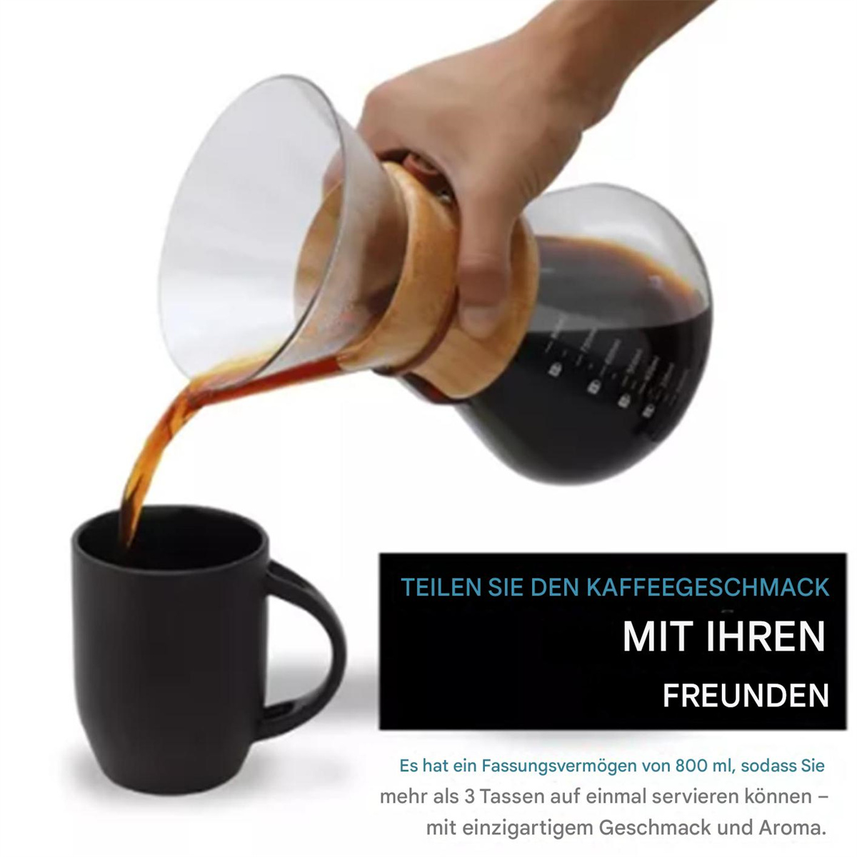 Hand gießt Kaffee aus einer Glaskaraffe in einen schwarzen Becher. Text auf schwarzem Rechteck.