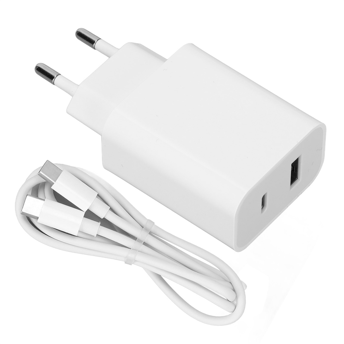 Weißes Ladegerät mit USB-Anschluss und zwei Stiften sowie ein weißes USB-Kabel.