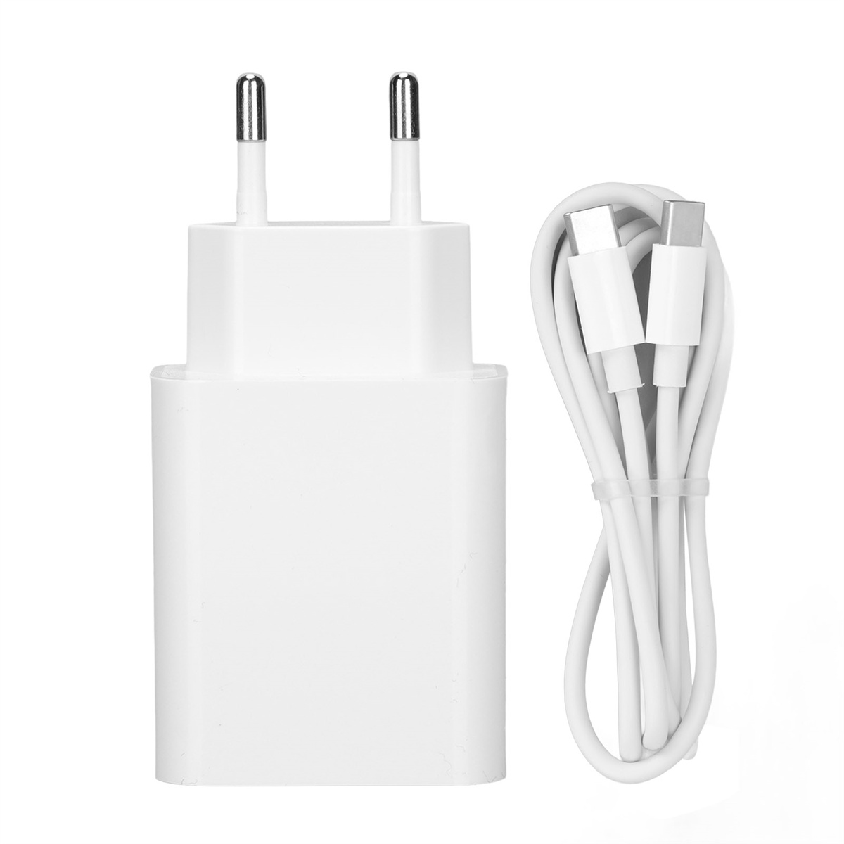 Weißes Ladegerät mit zwei Stiften und weißem Kabel, auf weißem Hintergrund.