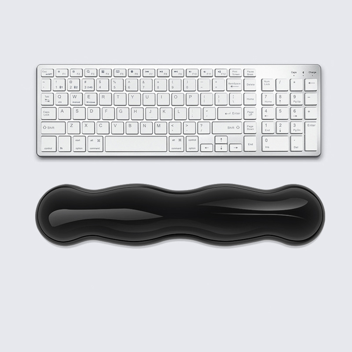 Weiße Tastatur mit schwarzer Handgelenkauflage. Die Tastatur hat einen weißen Rahmen und Tasten.