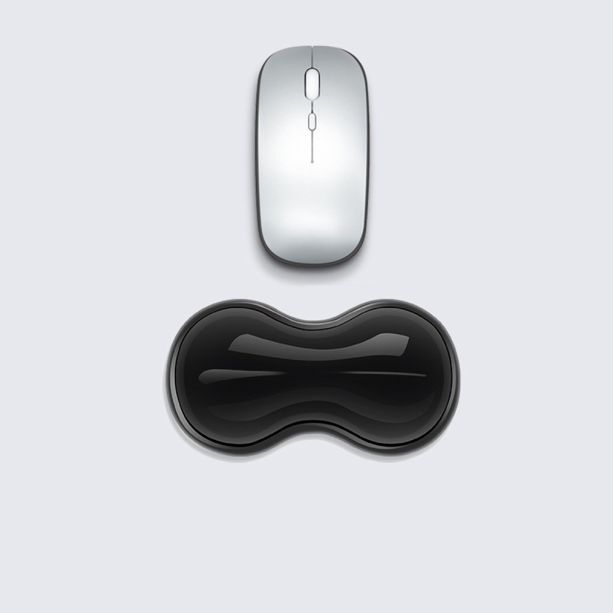Silberne Maus und ein schwarzes Mauspads. Das Mauspad hat ein einzigartiges, geschwungenes Design.
