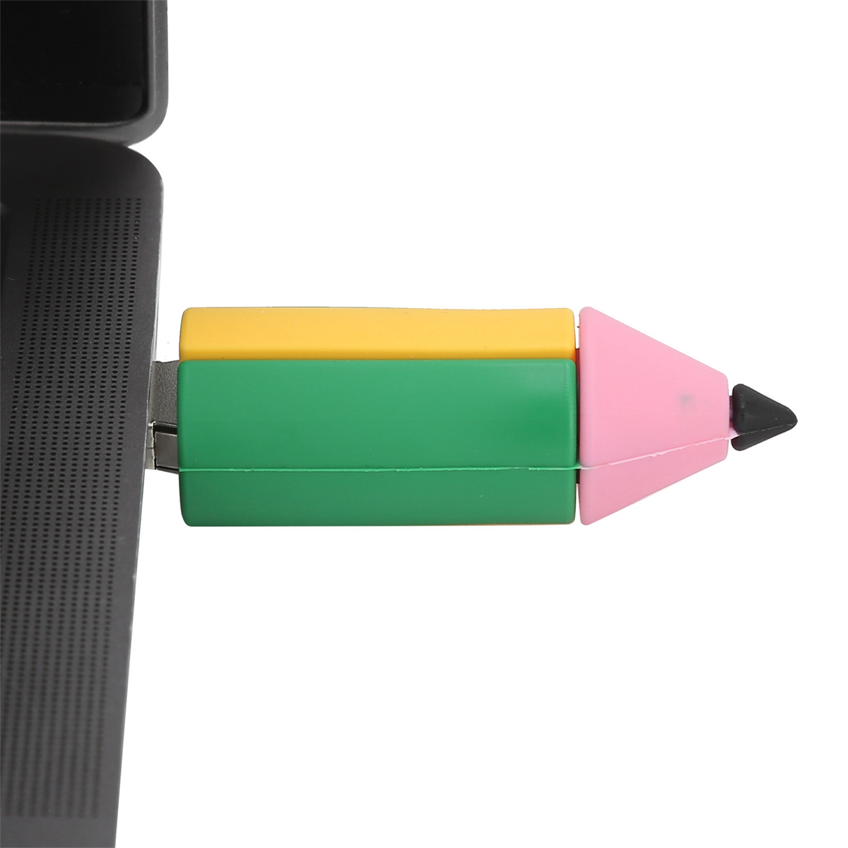 Ein USB-Stick in Form eines Bleistifts, der an einen Laptop angeschlossen ist. Der Bleistift hat Farben.