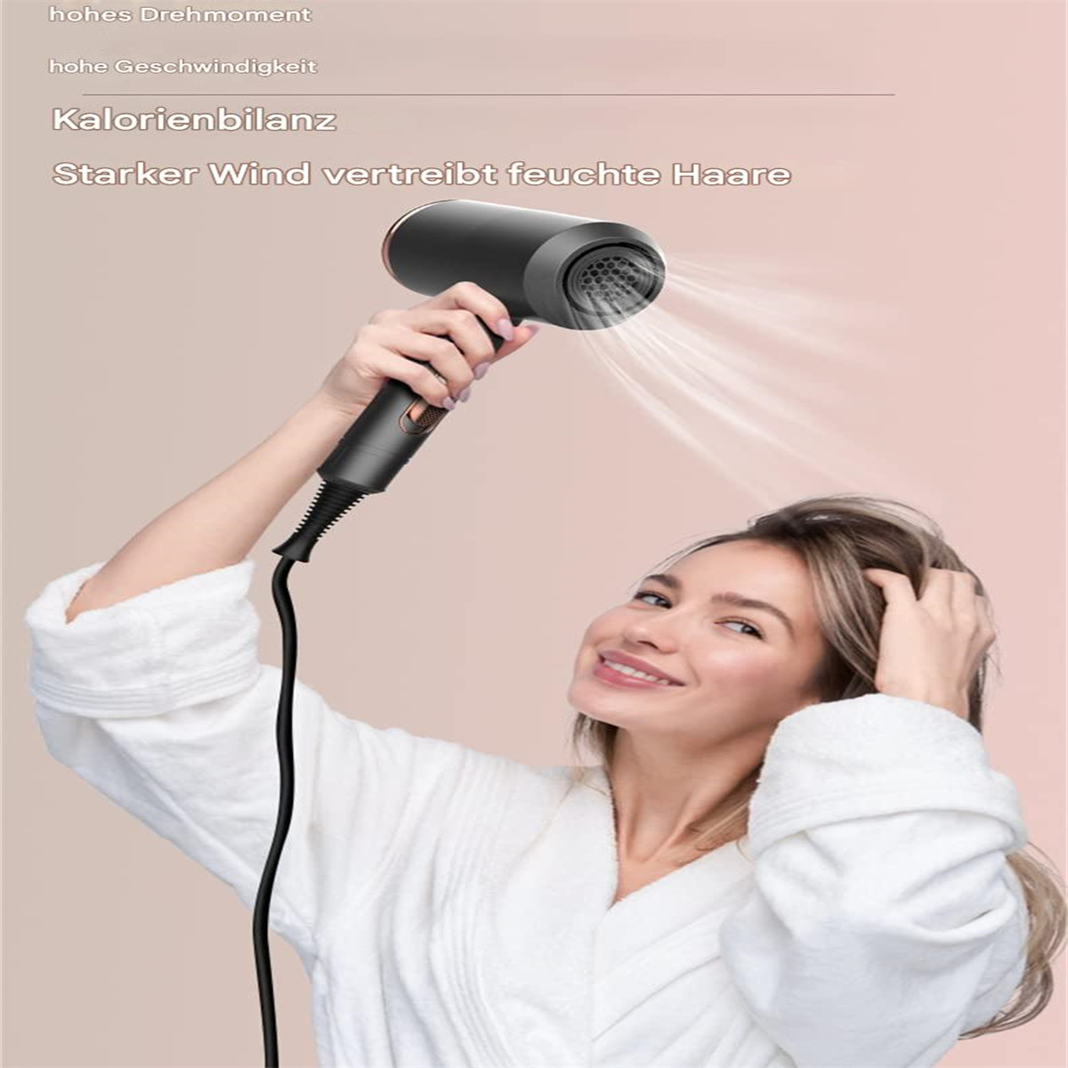 Frau trocknet Haare mit einem schwarzen Föhn.