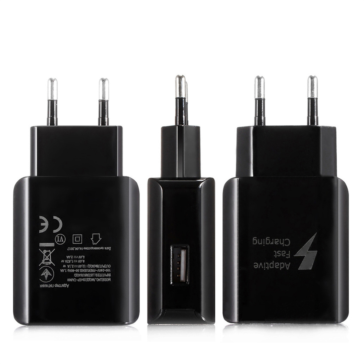 Drei schwarze Samsung-Ladegeräte mit USB-Anschluss, die Produktinformationen auf weißer Oberfläche zeigen.