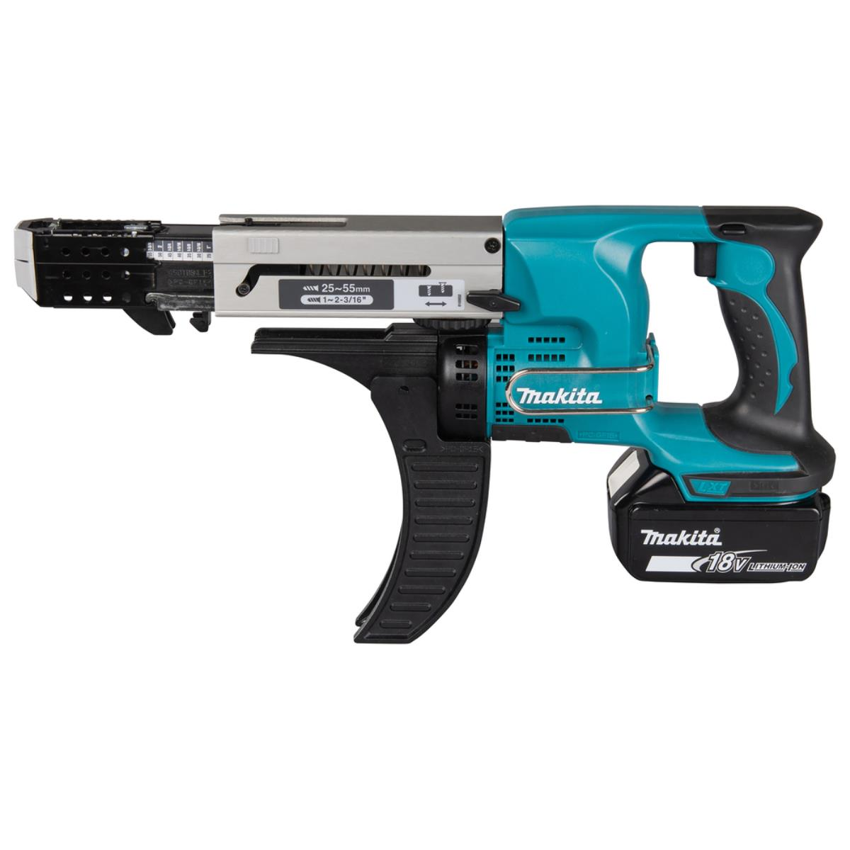 Herramienta eléctrica Makita. Es de color verde azulado y gris con una batería negra.