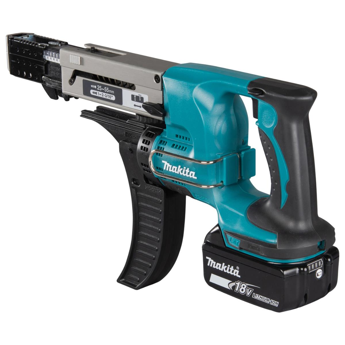 Una herramienta eléctrica Makita verde azulado y negra con batería. La herramienta tiene un mango y una cabeza plateada larga.