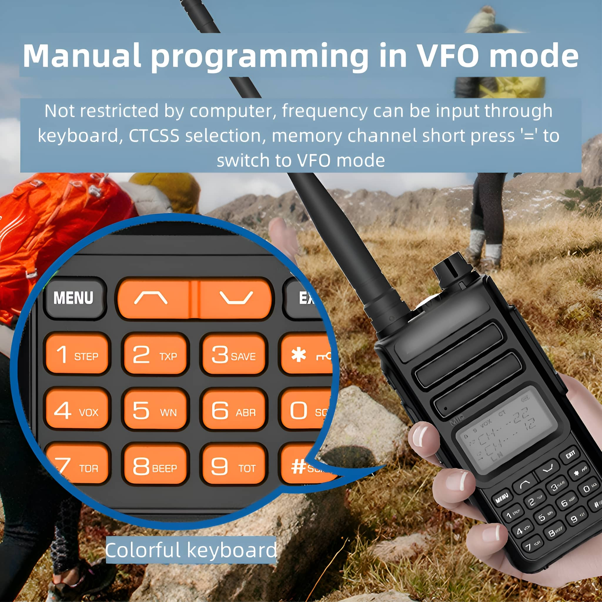 Schwarzes Walkie-Talkie mit orangefarbener Tastatur. Eine Person hält es. Text oben.