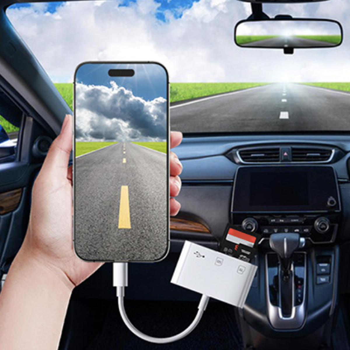 Hand hält Telefon mit Straßenbild, angeschlossen an Gerät.