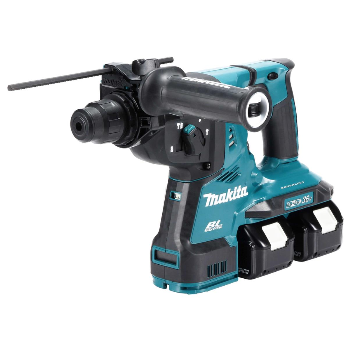Blau-schwarzer Makita Bohrhammer mit Akku, weißer Hintergrund.