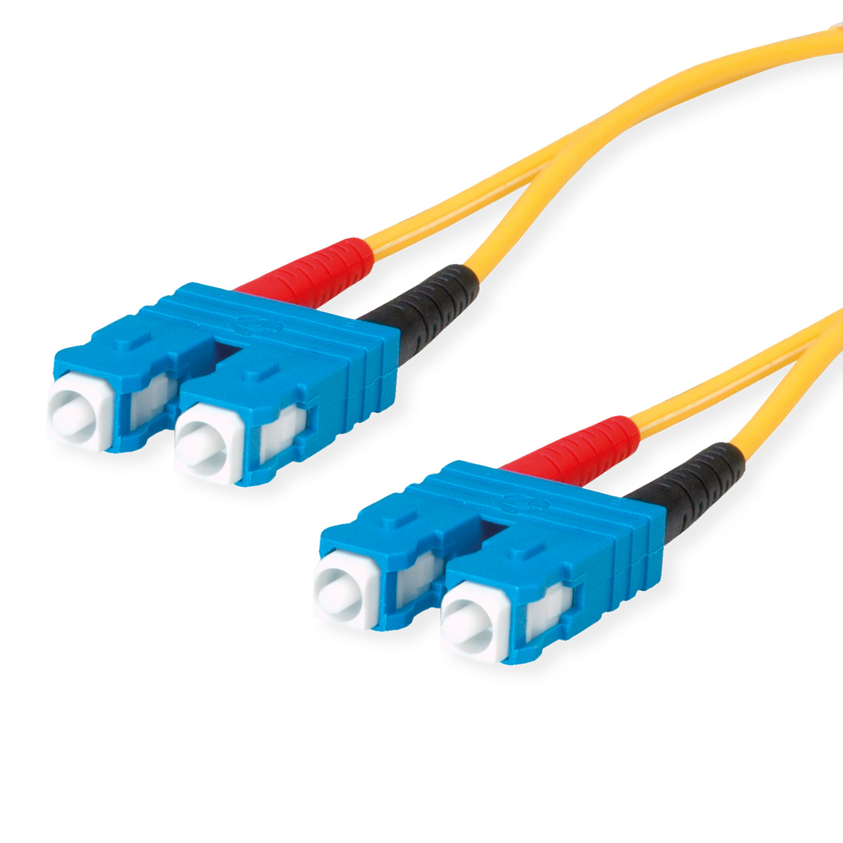Deux câbles à fibre optique avec connecteurs bleus et câbles jaunes. Accents rouges et noirs. Fond blanc.