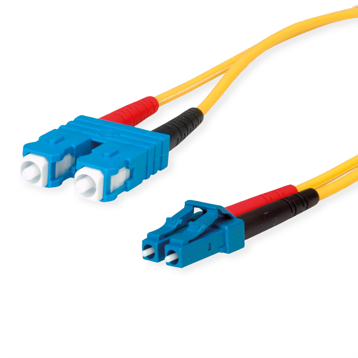 Un câble à fibre optique jaune avec des connecteurs bleus. Les connecteurs ont des détails blancs et rouges.