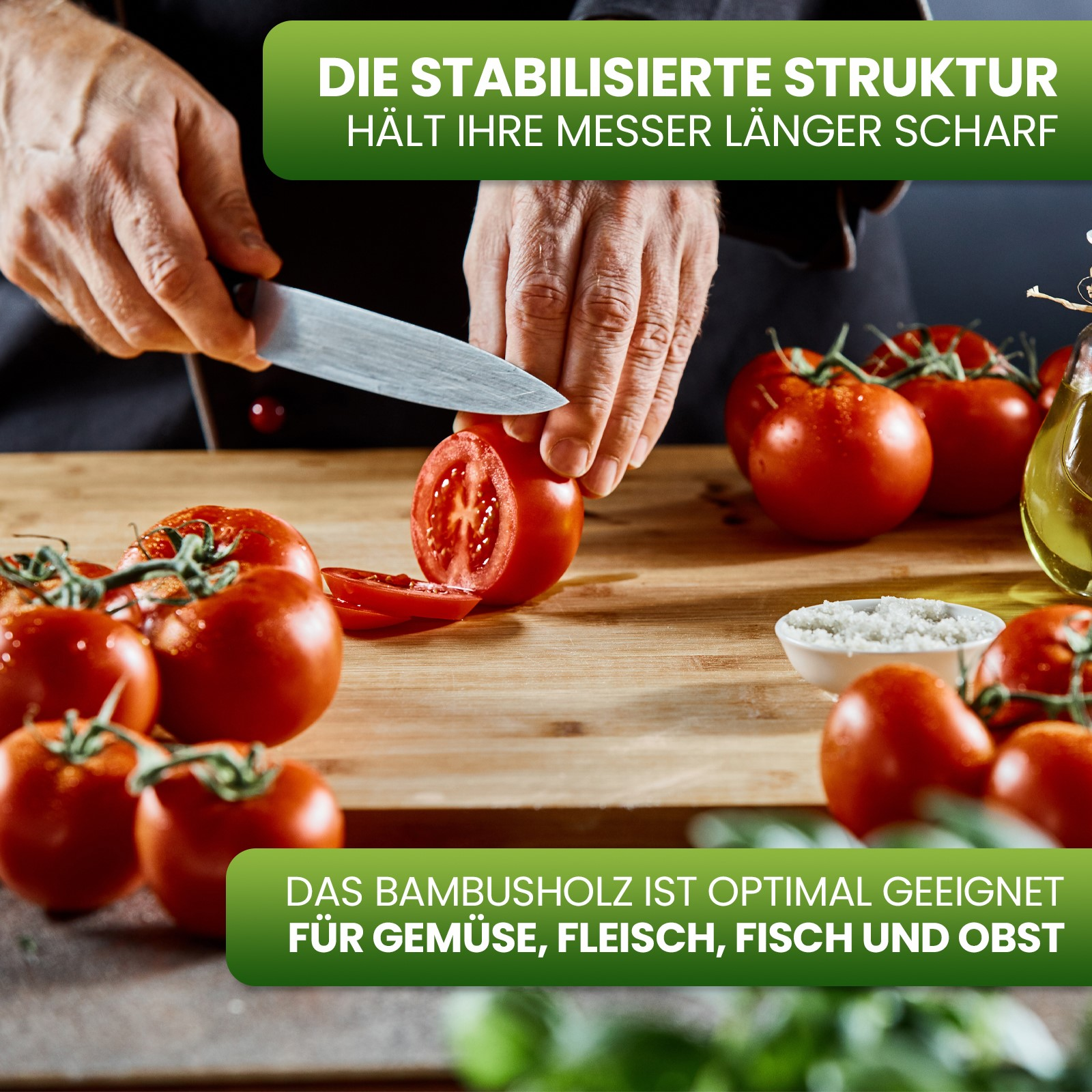 Koch schneidet Tomate auf Holzbrett. Andere Tomaten und Salz vorhanden.