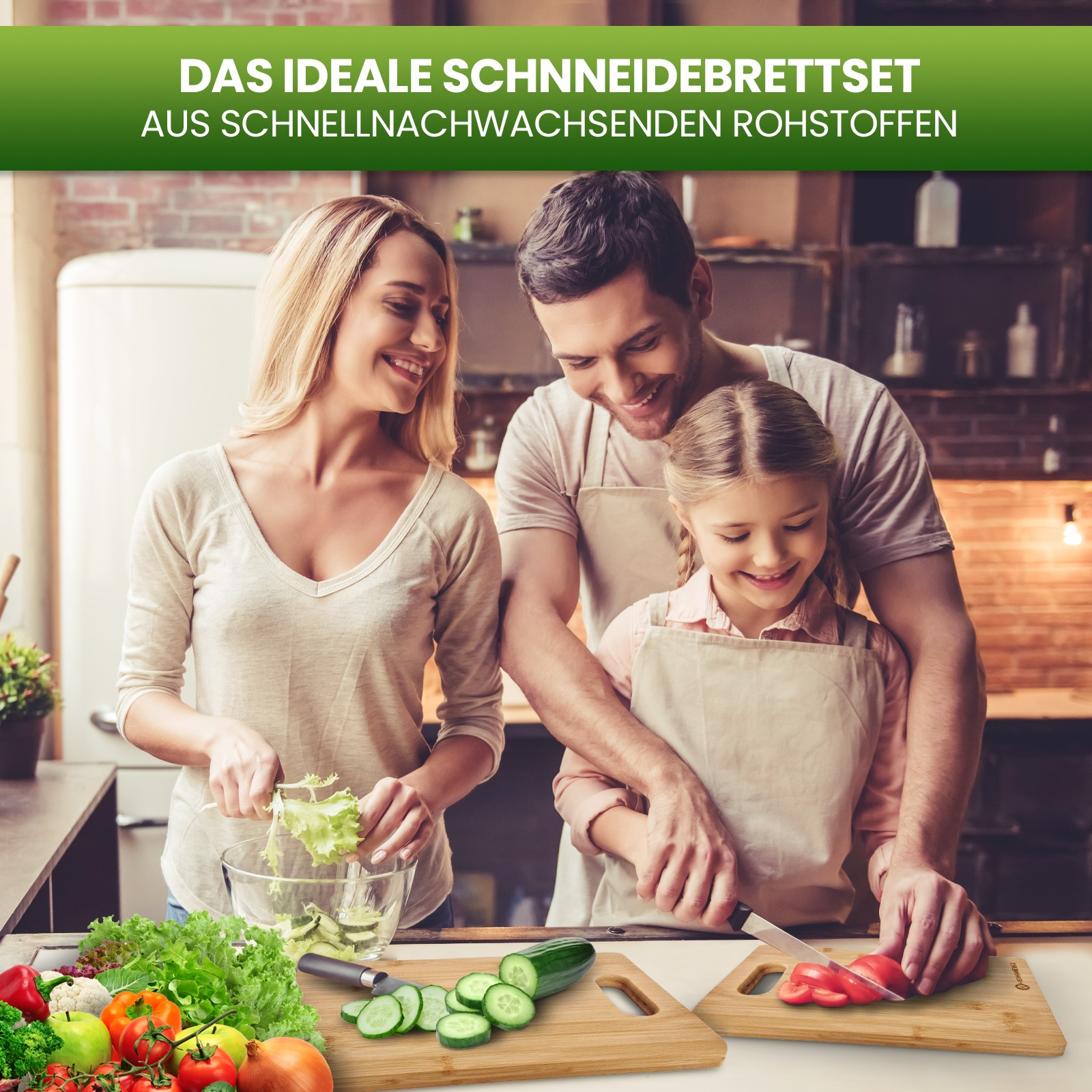 Familie in der Küche. Eine Frau schneidet Salat, ein Mann und ein Mädchen schauen zu, zwei Schneidebretter mit Gemüse.