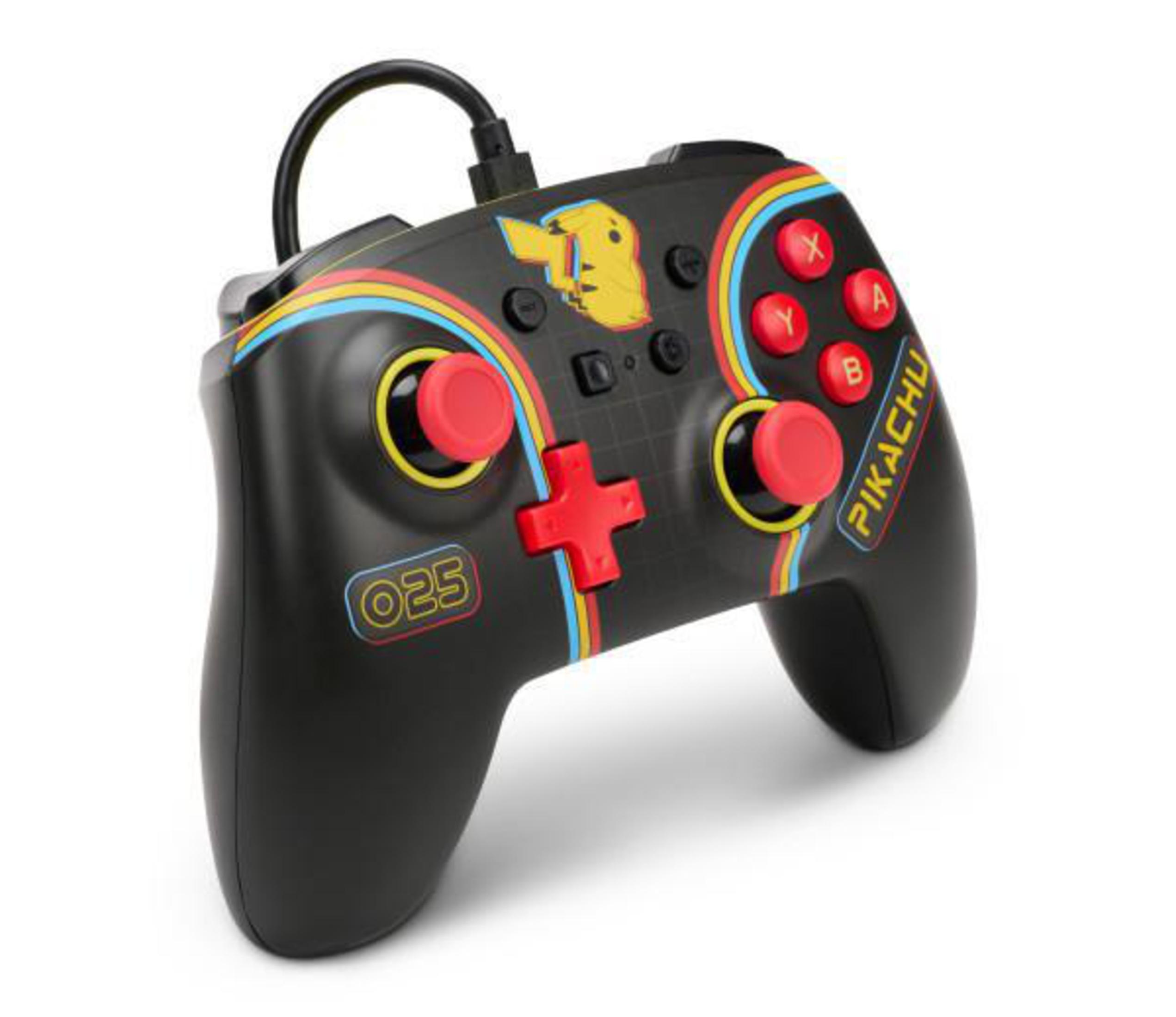 Czarny kontroler do gier wideo z motywem Pikachu z czerwonymi przyciskami, na białym tle.