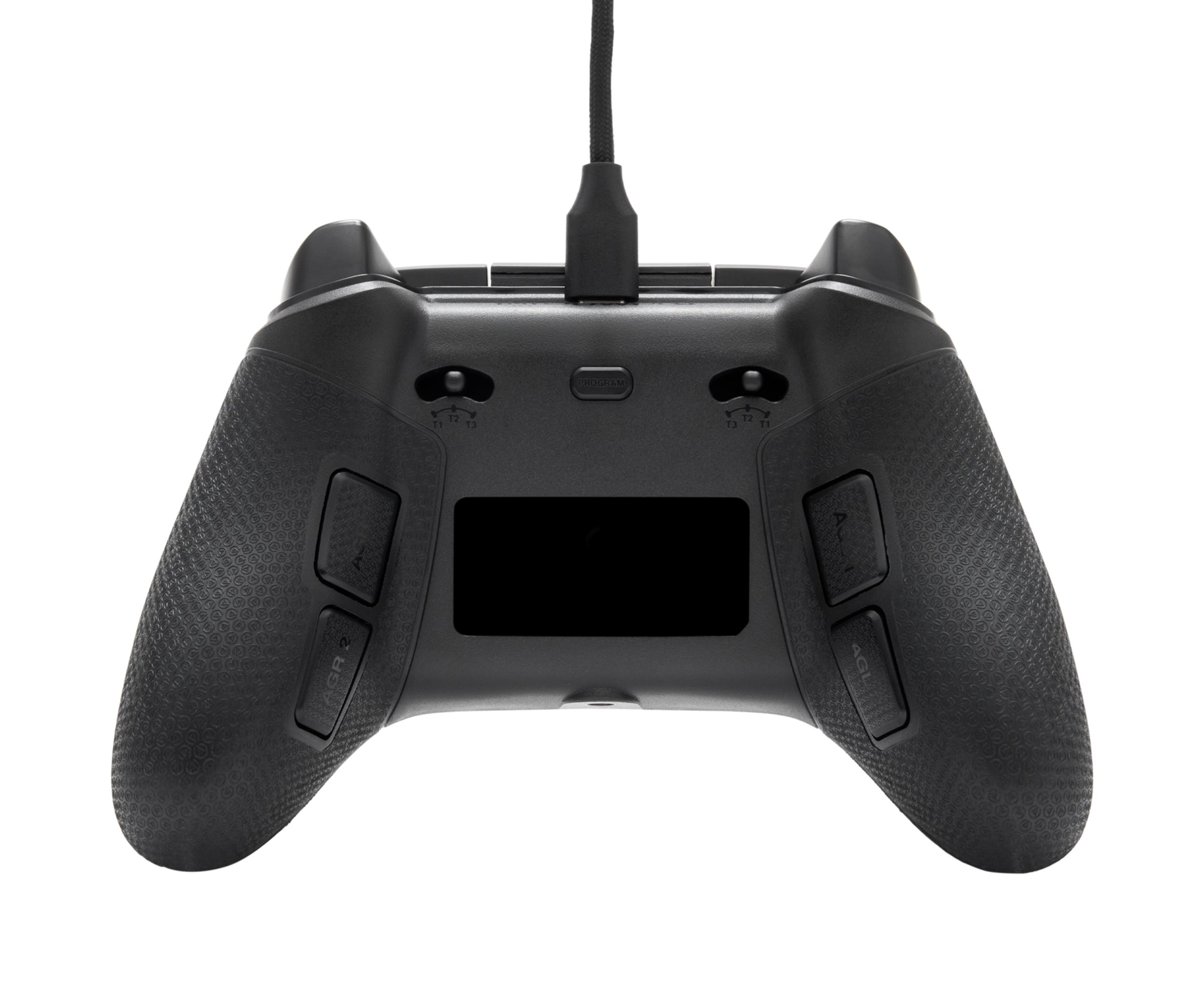 Czarny gamepad z przyciskami i przewodem. Ma teksturowane uchwyty i widoczne słowo 'Astro'.