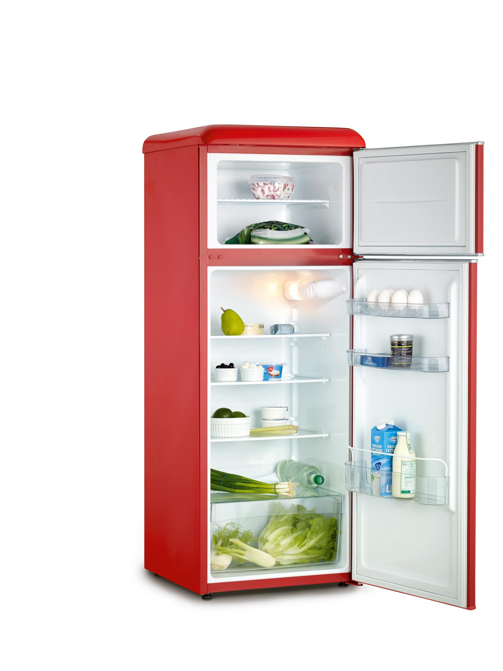 Frigorifero rosso con porta aperta, rivelando ripiani con cibo. Sfondo bianco.