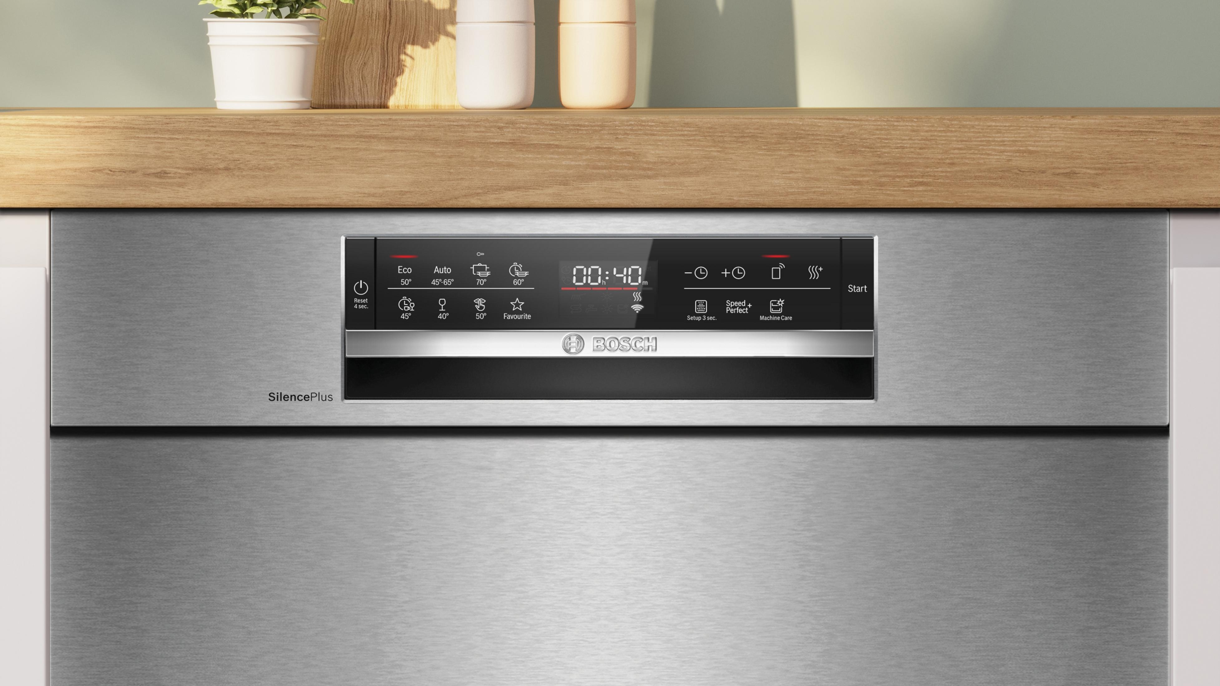 Pannello di controllo elettrodomestico in acciaio inox con display digitale e pulsanti.