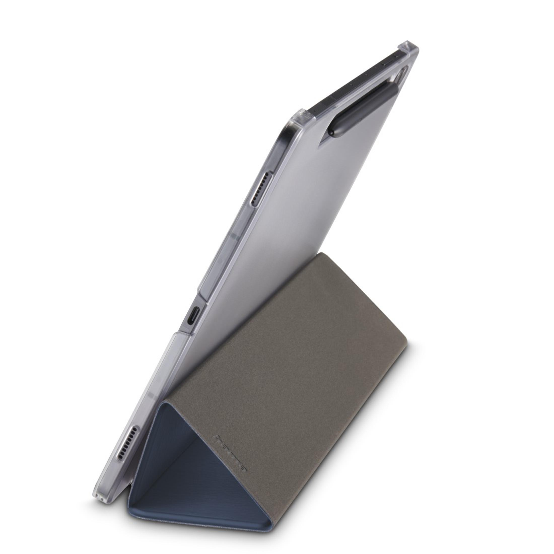Tablet in custodia, angolato su un supporto. Copertura grigia e blu.