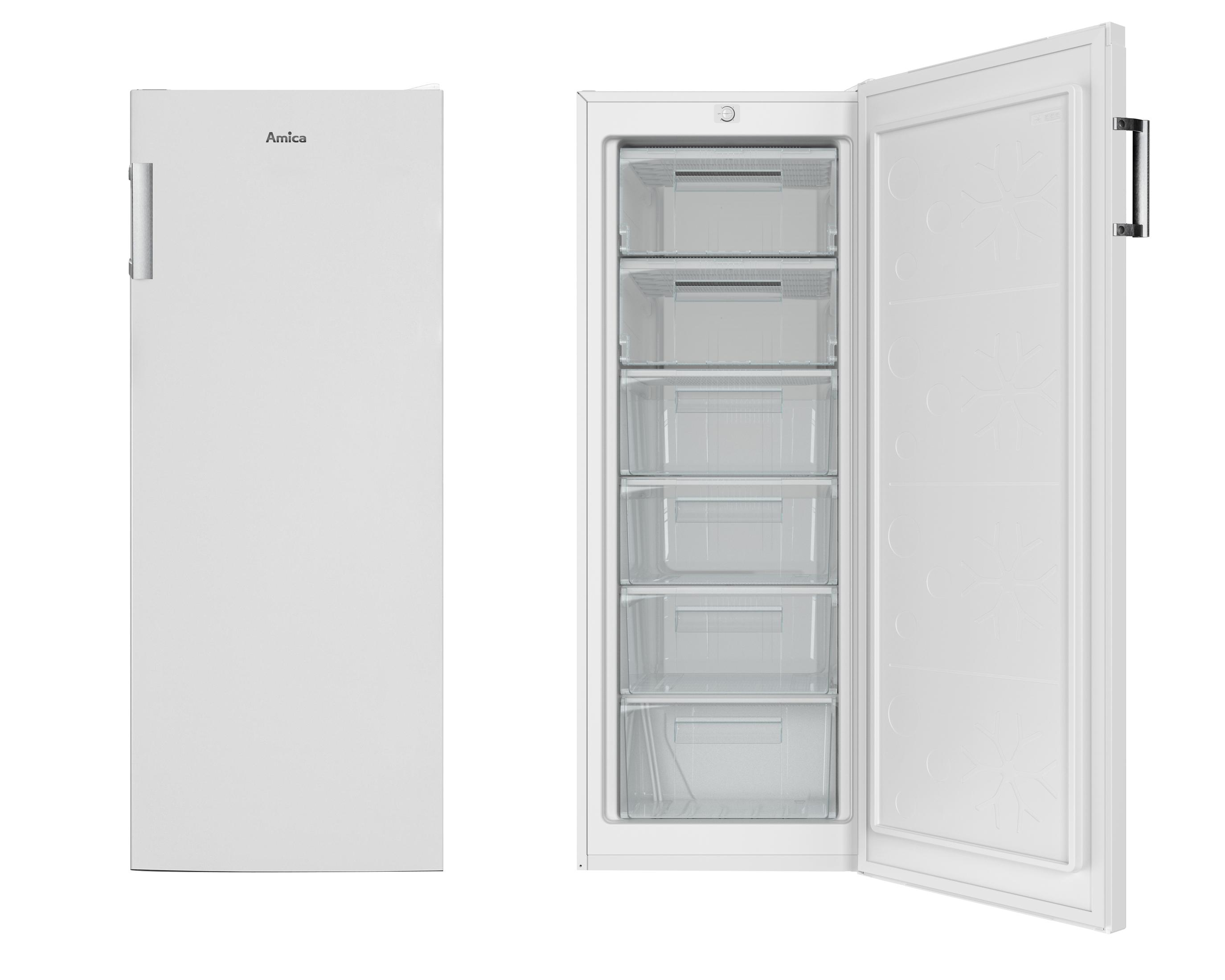 Ein weißer Kühlschrank mit offener Tür, die mehrere transparente Schubladen zeigt.