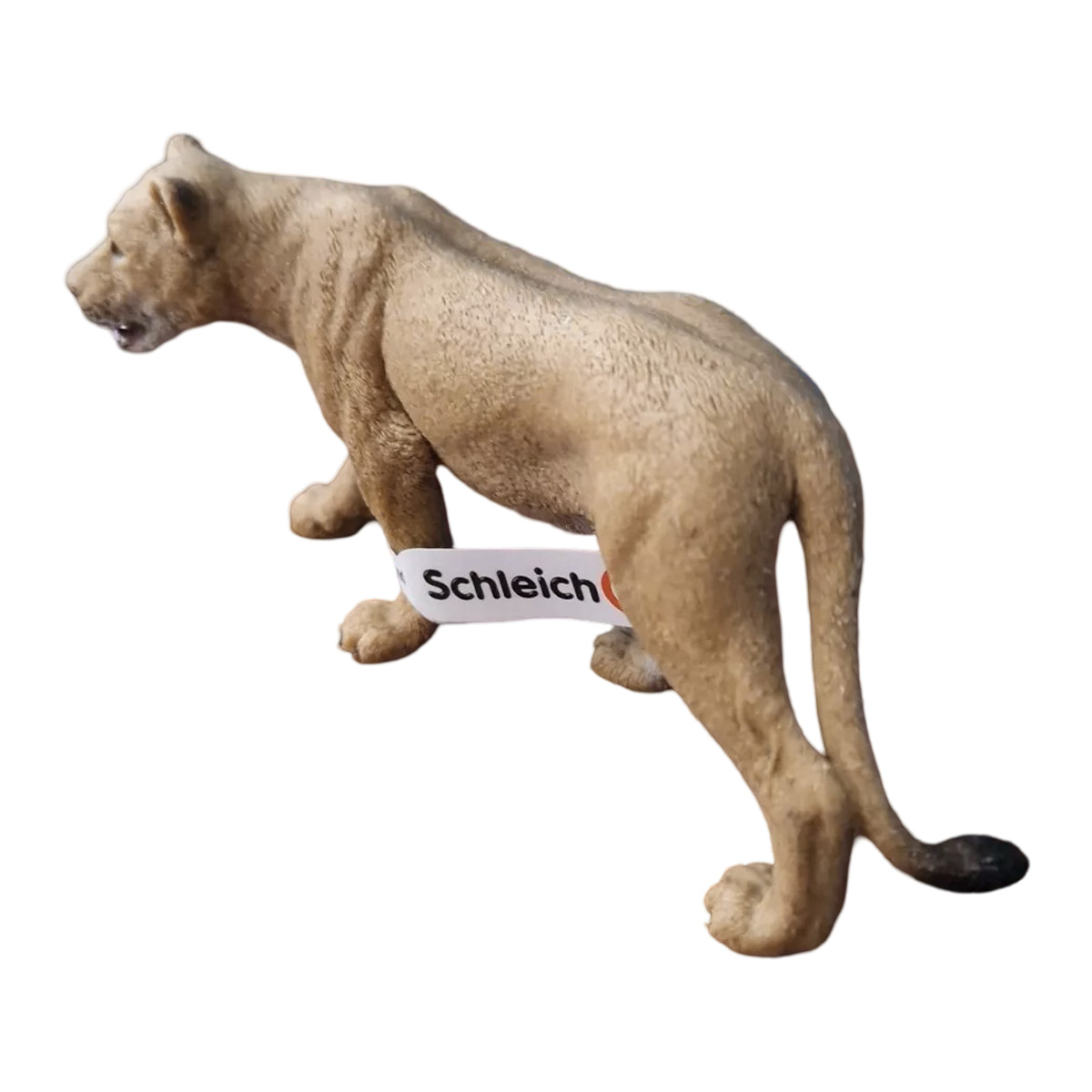 Una figura giocattolo di leonessa del marchio Schleich, su sfondo bianco.