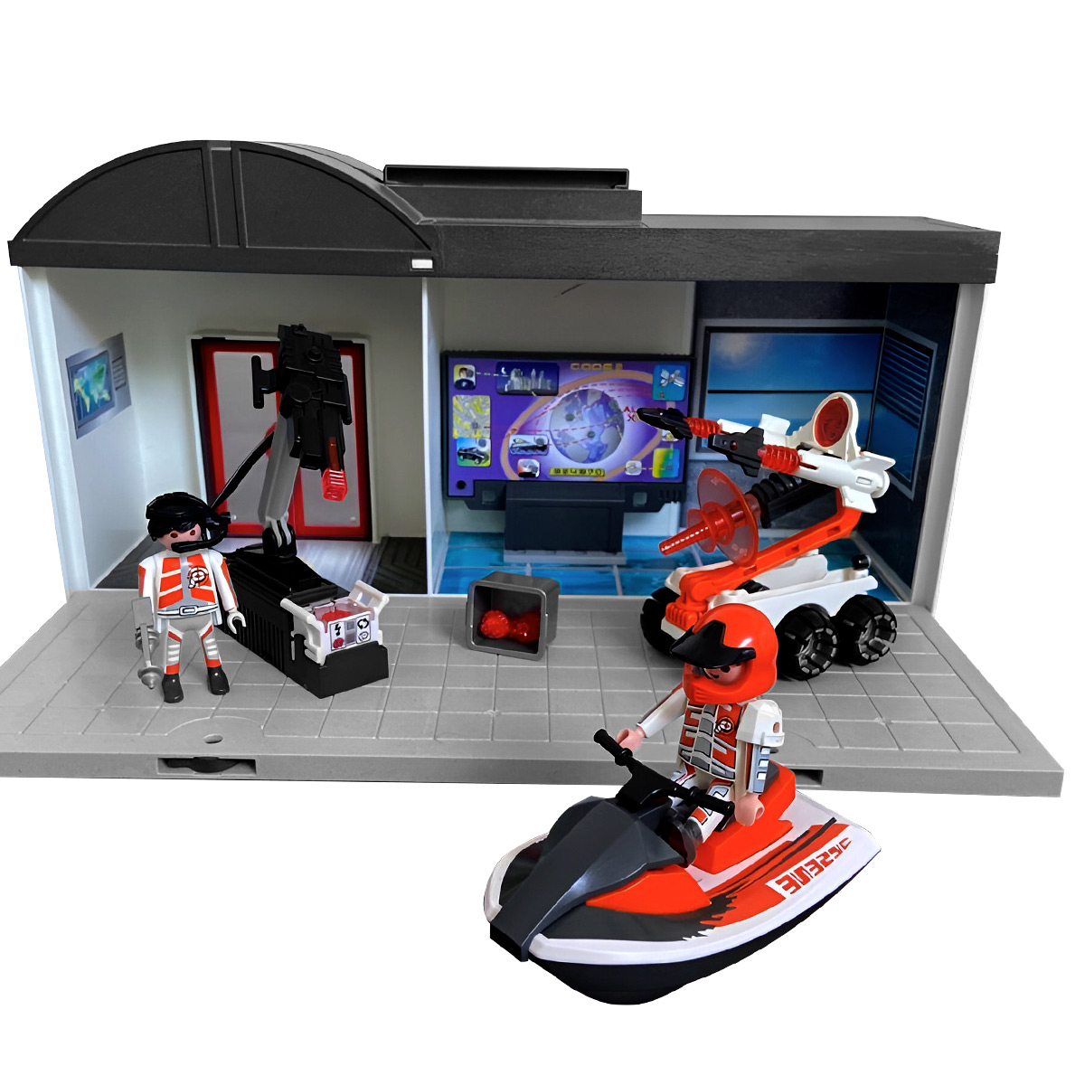 Ein Playmobil-Set zeigt ein Labor mit Figuren, darunter ein Roboter, ein Jet-Ski und zwei Playmobil-Figuren.