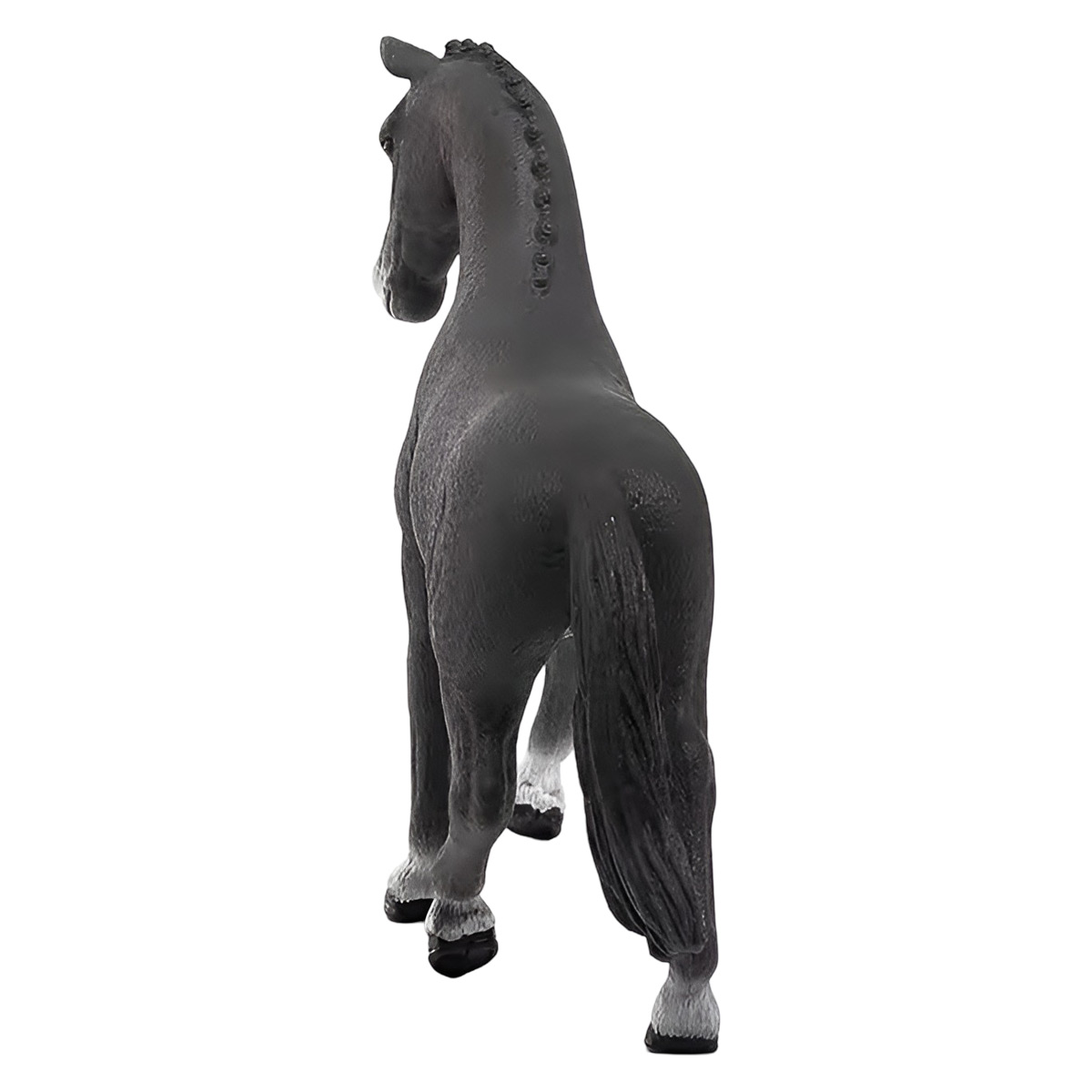 Graue Pferdestatue von hinten. Geflochtene Mähne, steht auf weißer Oberfläche.