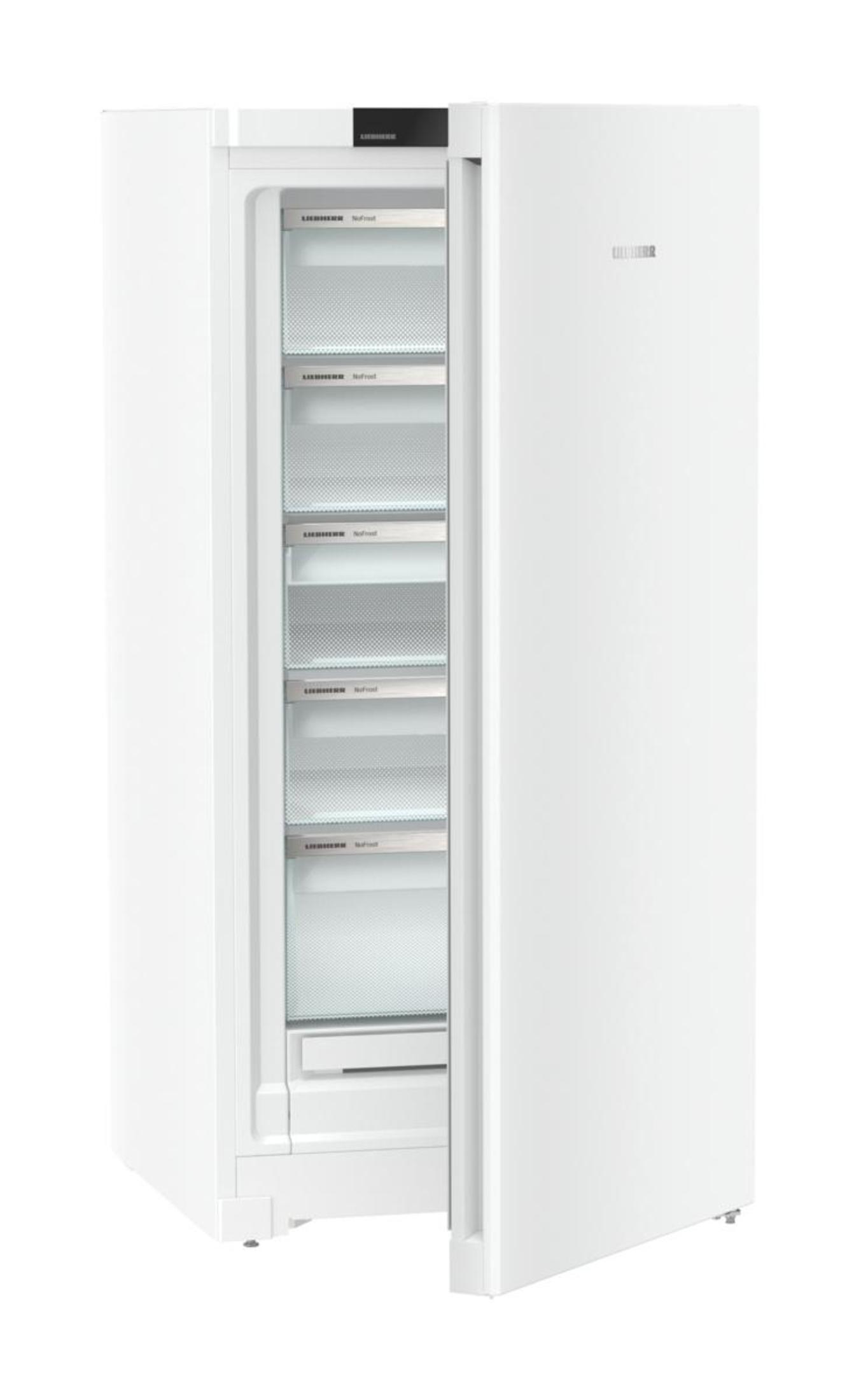 Weißer Kühlschrank mit offener Tür, zeigt Regale. Oben befindet sich eine schwarze Blende.
