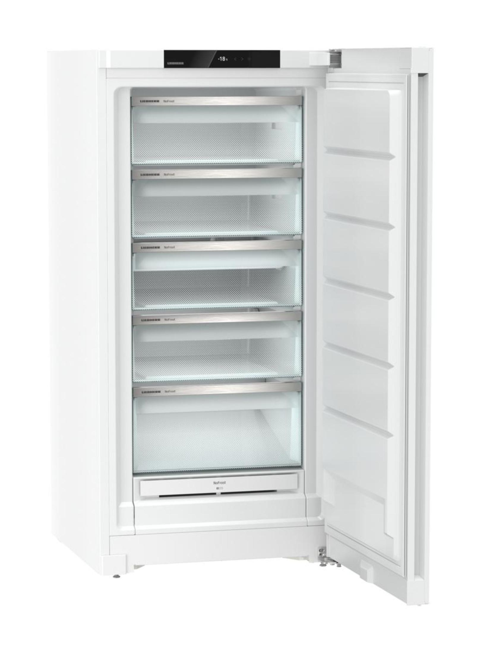 Weißer Kühlschrank mit geöffneten Schubladen, gefüllt mit verschiedenen Lebensmitteln, auf weißem Hintergrund.