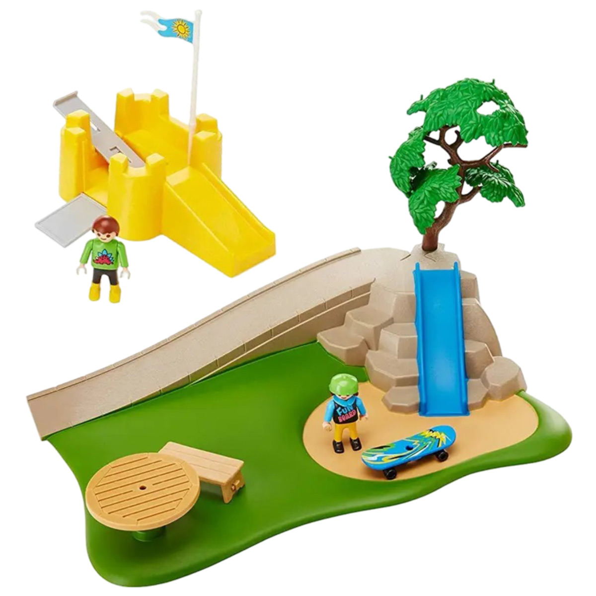 Spielplatz mit Rutsche und zwei Figuren. Ein grüner Rasen und ein Baum im Hintergrund.