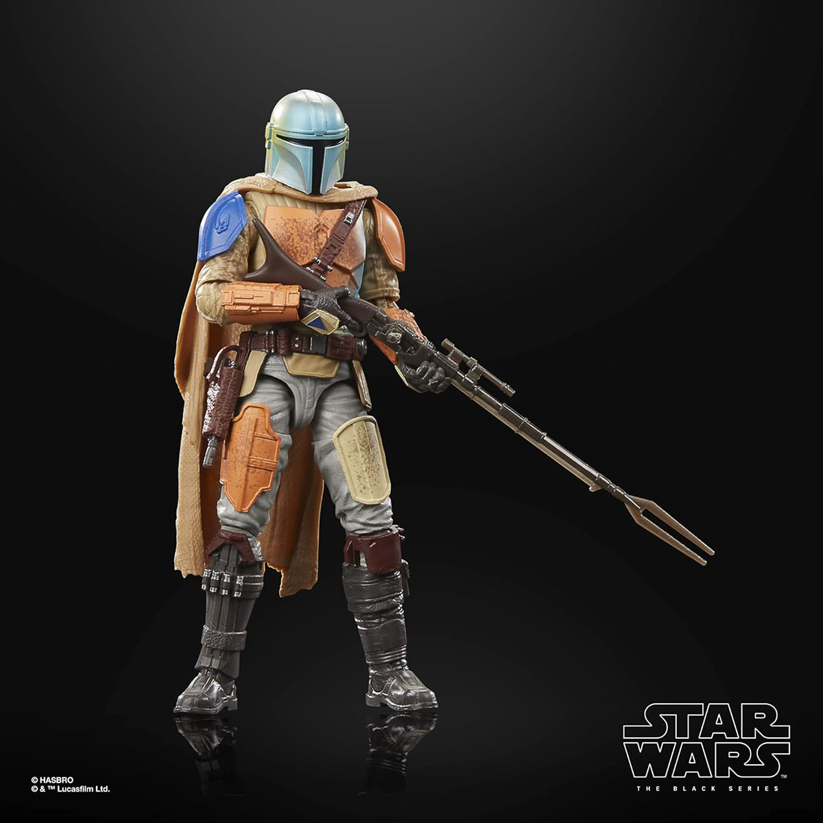 Un action figure di Star Wars Mandalorian. La figura indossa un abito marrone con un fucile.