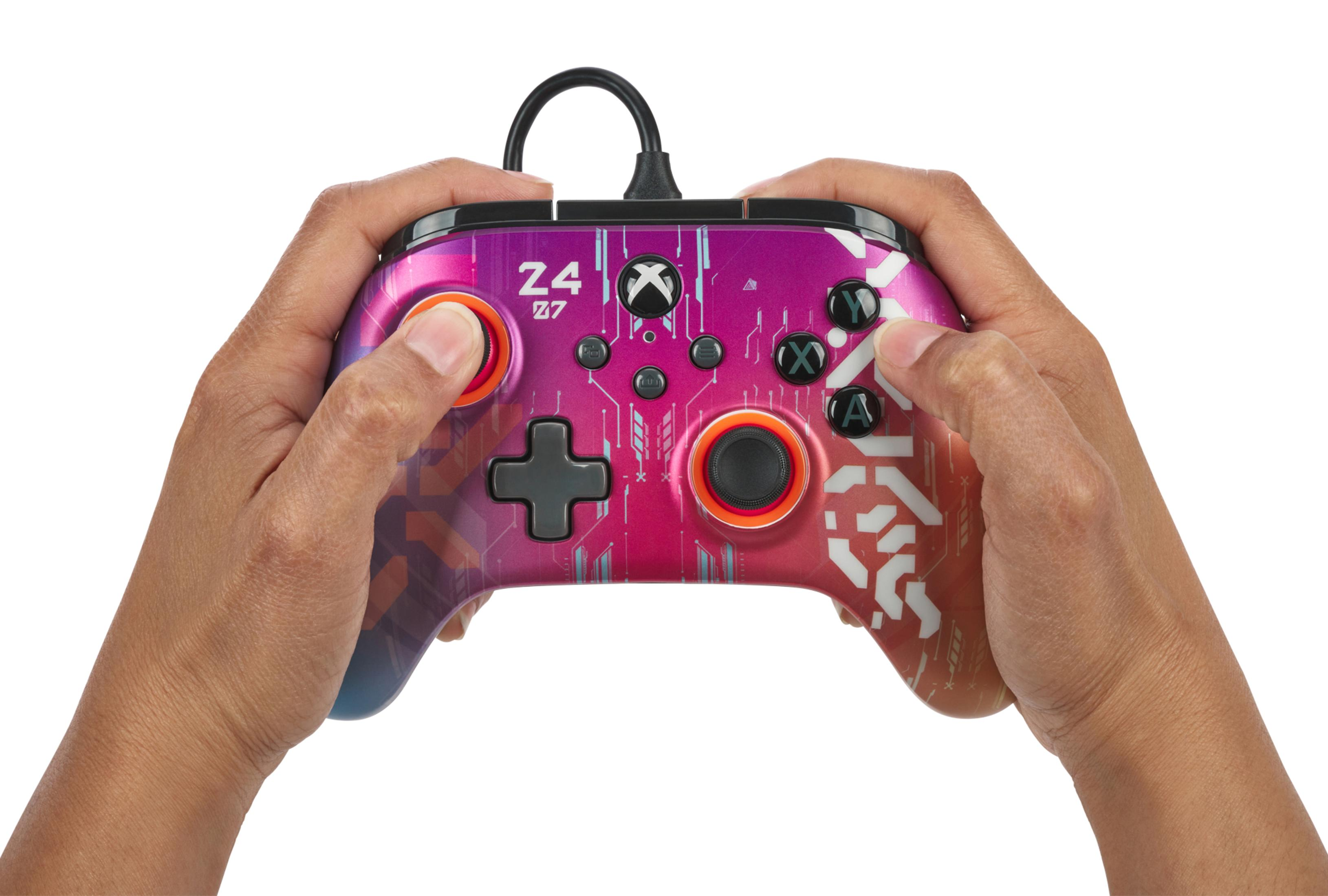 Dłonie trzymające fioletowo-różowy kontroler Xbox z logo Z4.