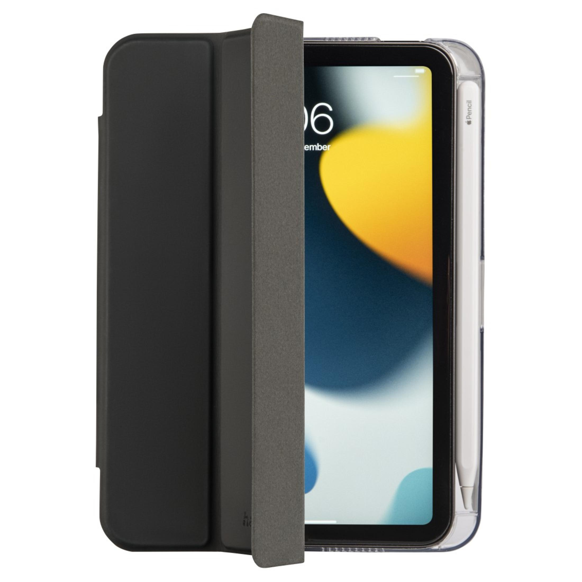 iPad w czarnym etui, otwarty, aby odsłonić ekran. Biały ołówek leży z boku.