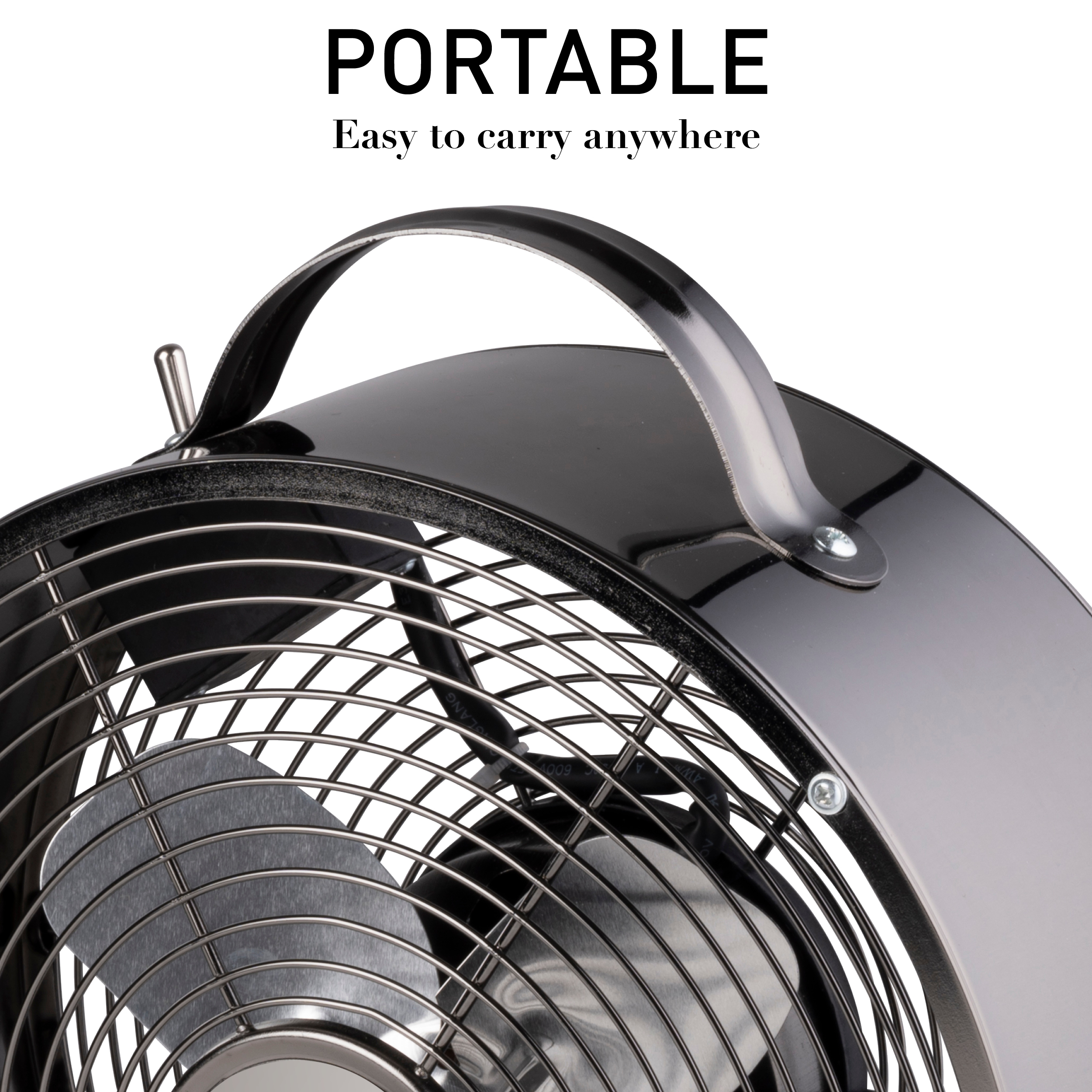 Un ventilateur portable noir avec poignée et grille de sécurité. Le fond est blanc.