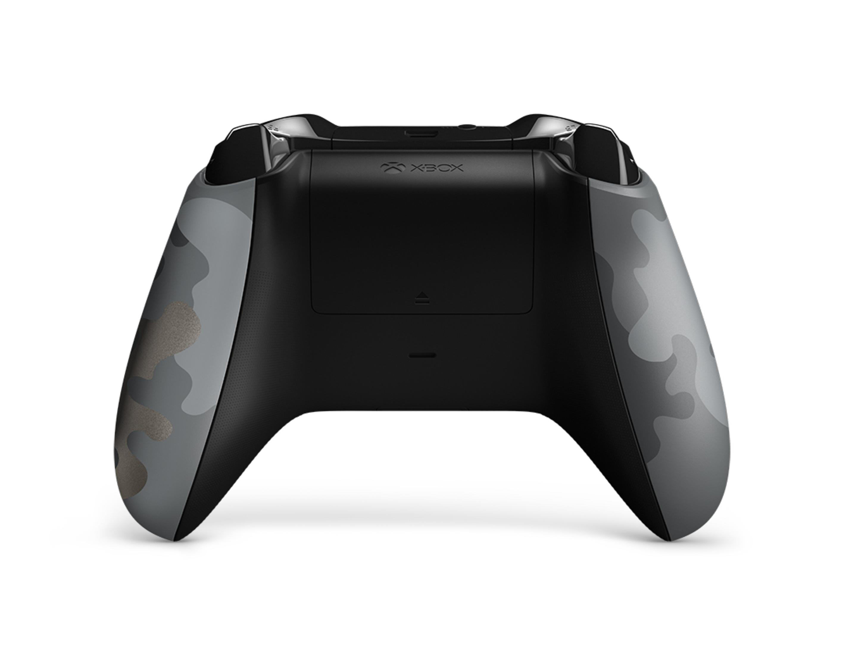 Die Rückseite eines Xbox-Controllers mit grauem Camouflage-Muster und dem Xbox-Logo, vor weißem Hintergrund.
