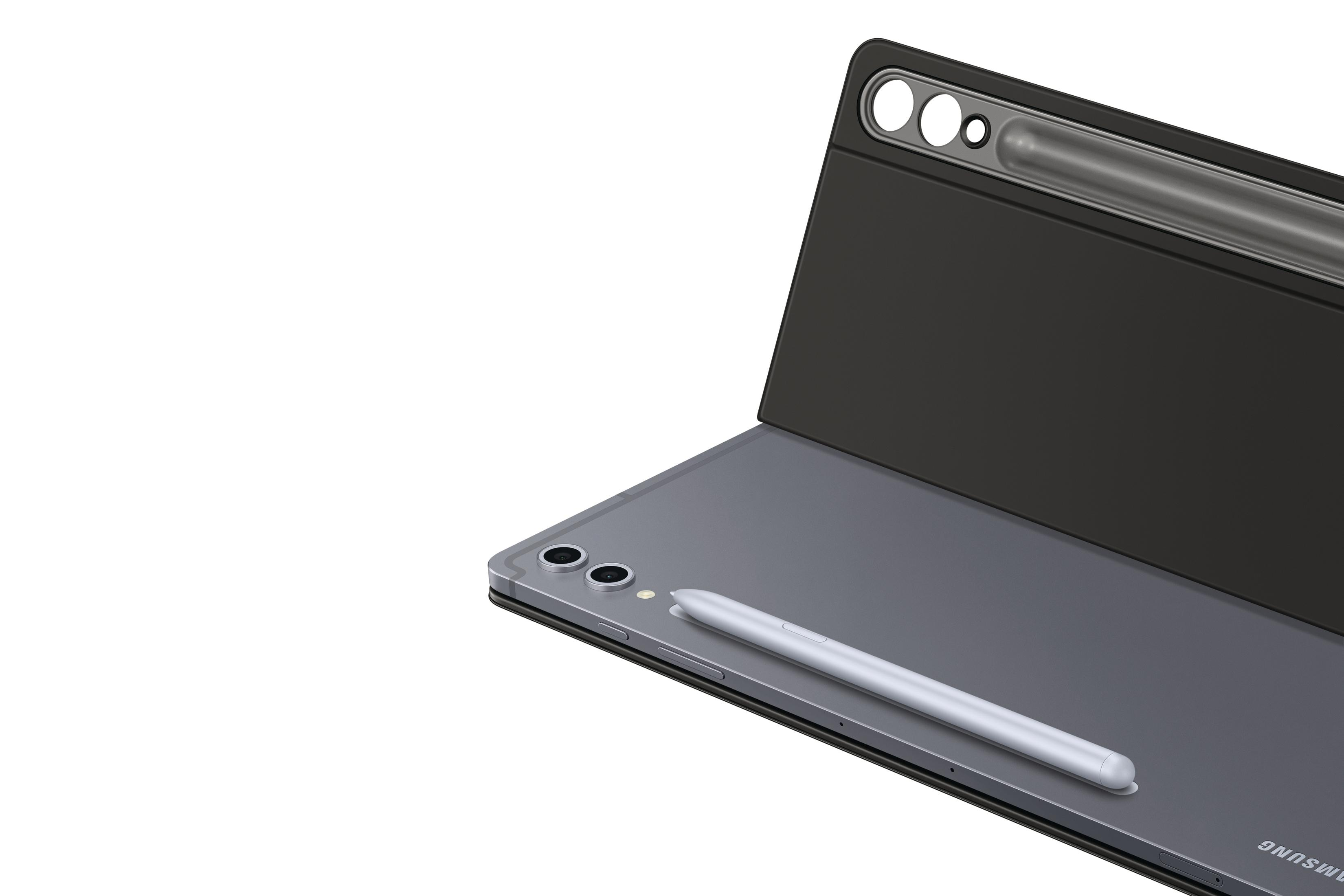 Une tablette grise avec une couverture noire et un stylet. Le stylet repose sur la tablette.