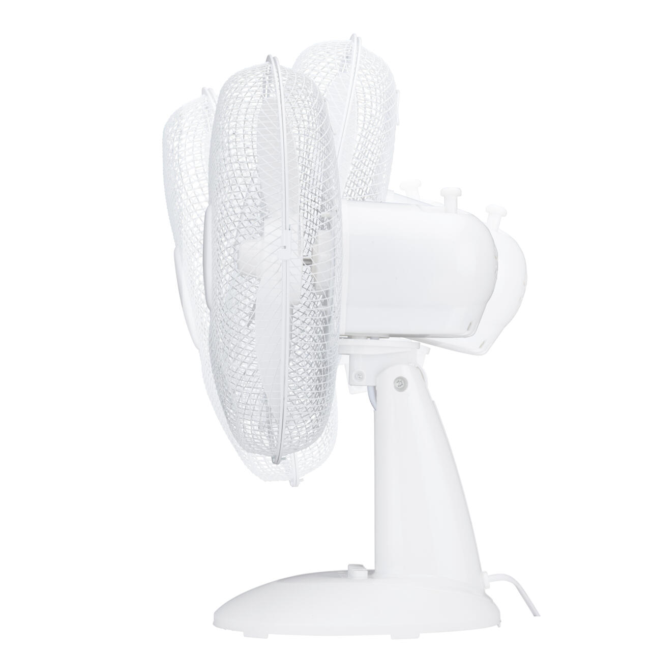 Ventilateur oscillant blanc avec trois pales et un socle blanc.