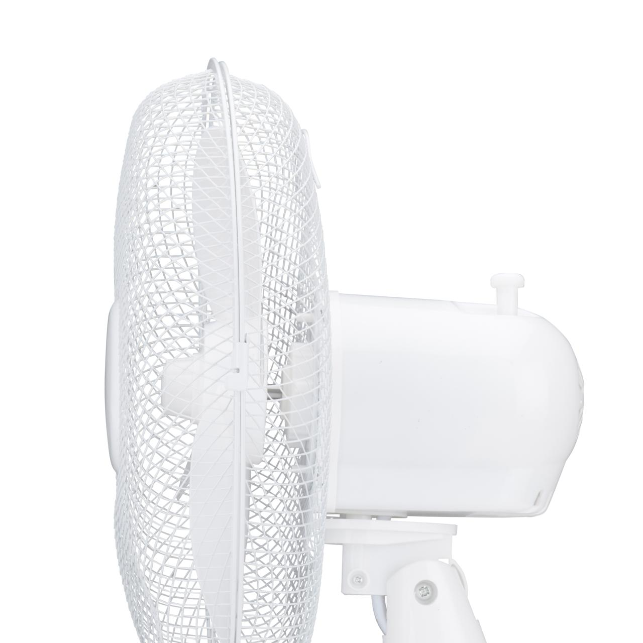 Ventilateur oscillant blanc, vue latérale, sur fond blanc.