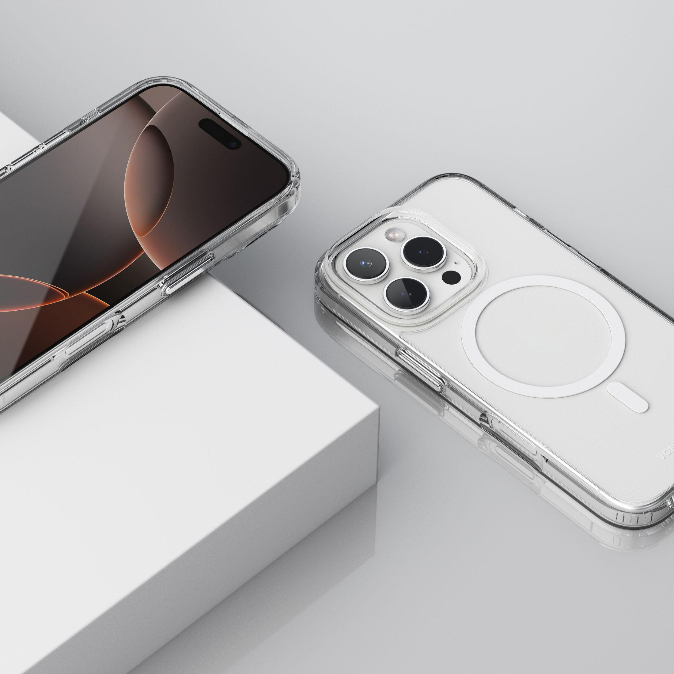 Deux coques de téléphone transparentes, une sur un support, présentant des iPhones. Fond blanc et gris.