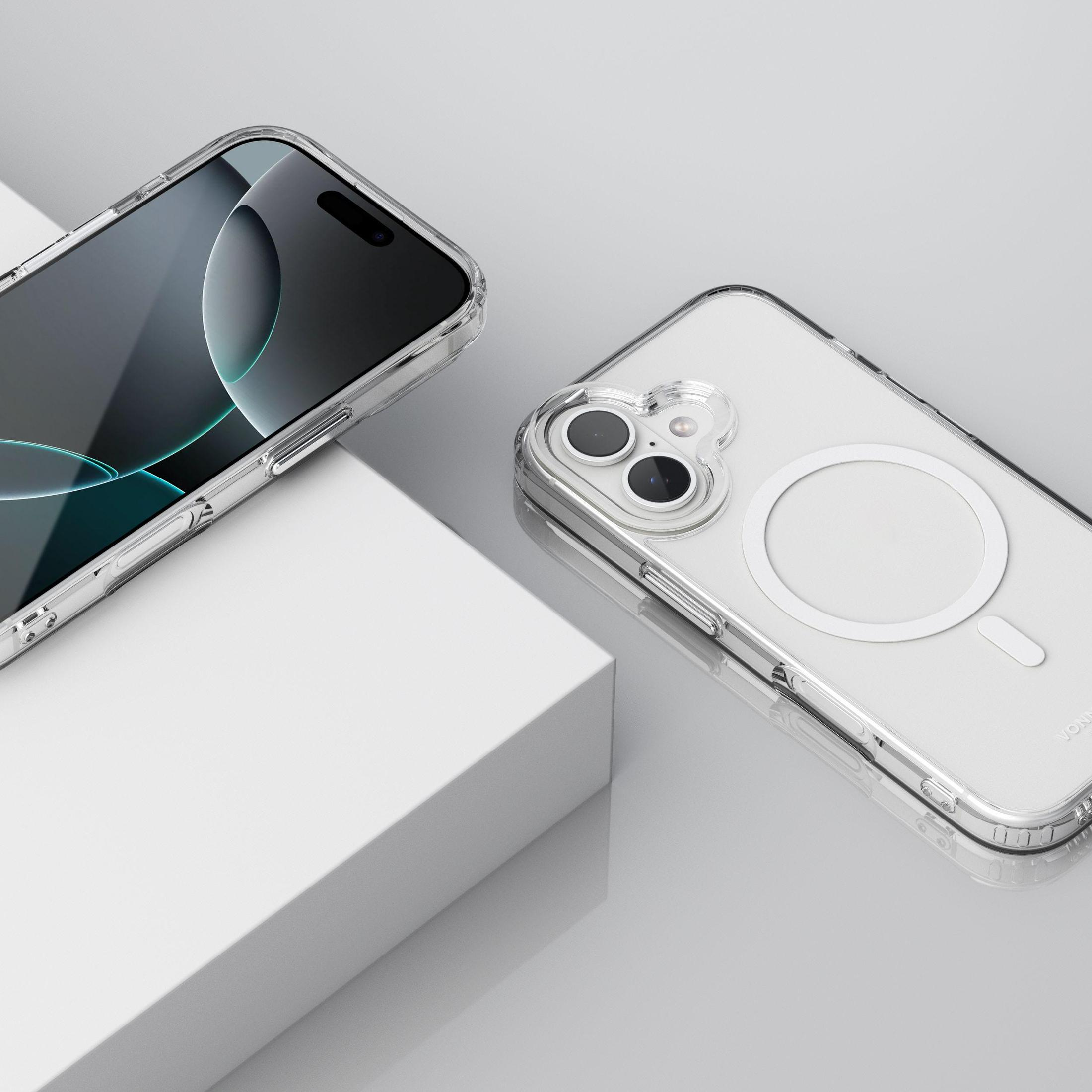 Deux coques de téléphone transparentes. L'une est sur un bloc blanc, l'autre sur une surface, montrant le téléphone à l'intérieur.